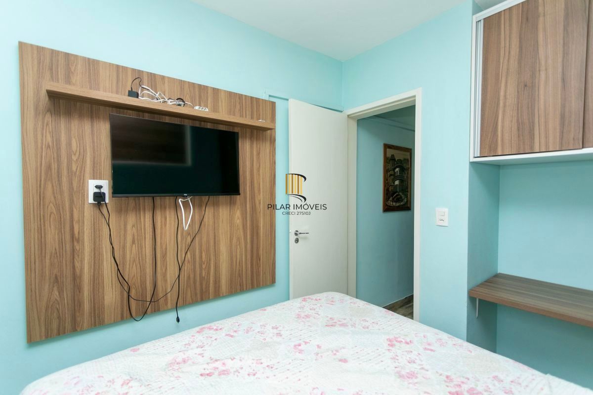 Casa 2 dormitórios 2 vagas cobertas em condomínio com Piscina Porto Alegre