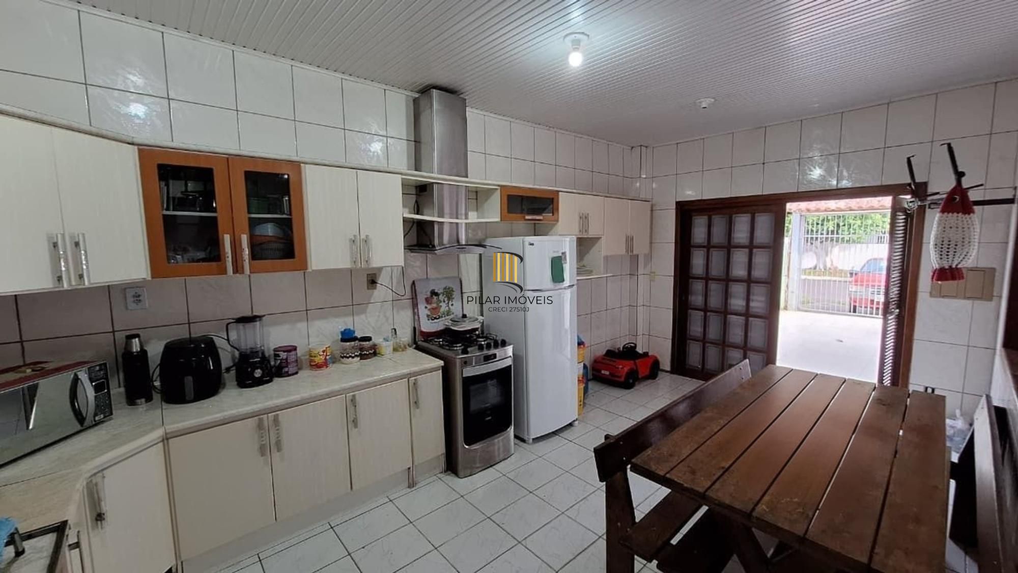 Casa de 4 dormitórios e 4 vagas de garagem em Canoas.