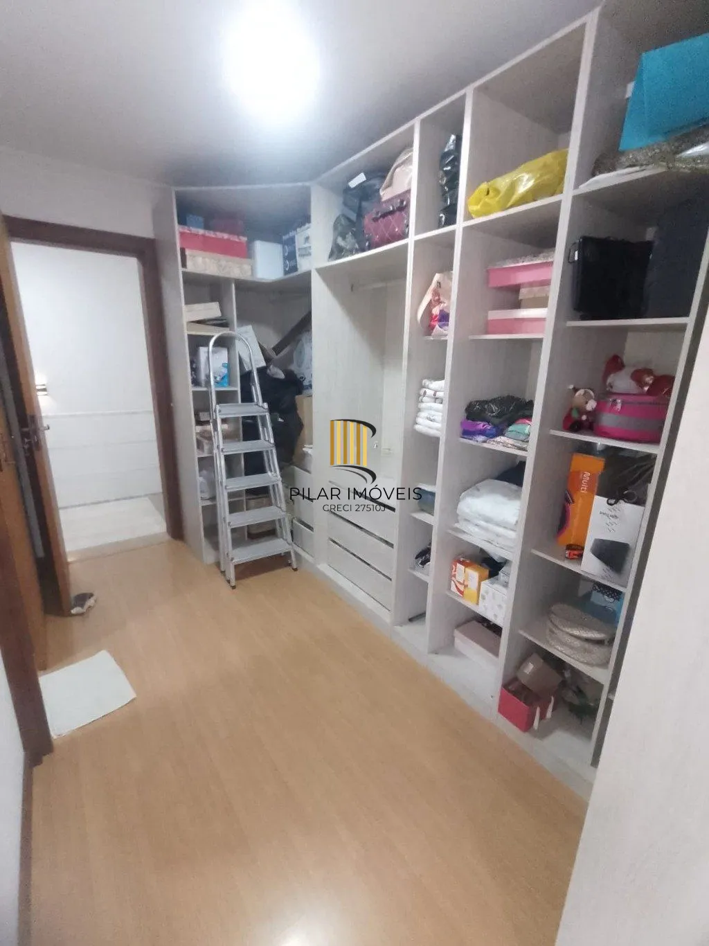 Casa de 5 dormitórios, piscina e 4 vagas de garagem em Canoas.