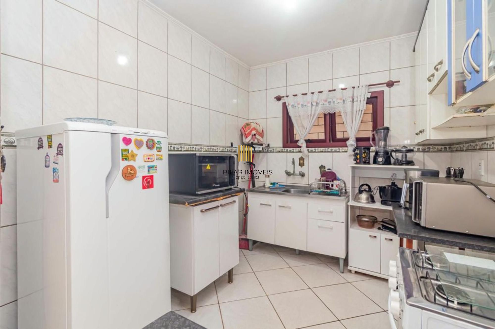 Casa com 4 quartos, 1 suíte , vaga de garagem e churrasqueira à venda em Sarandi.