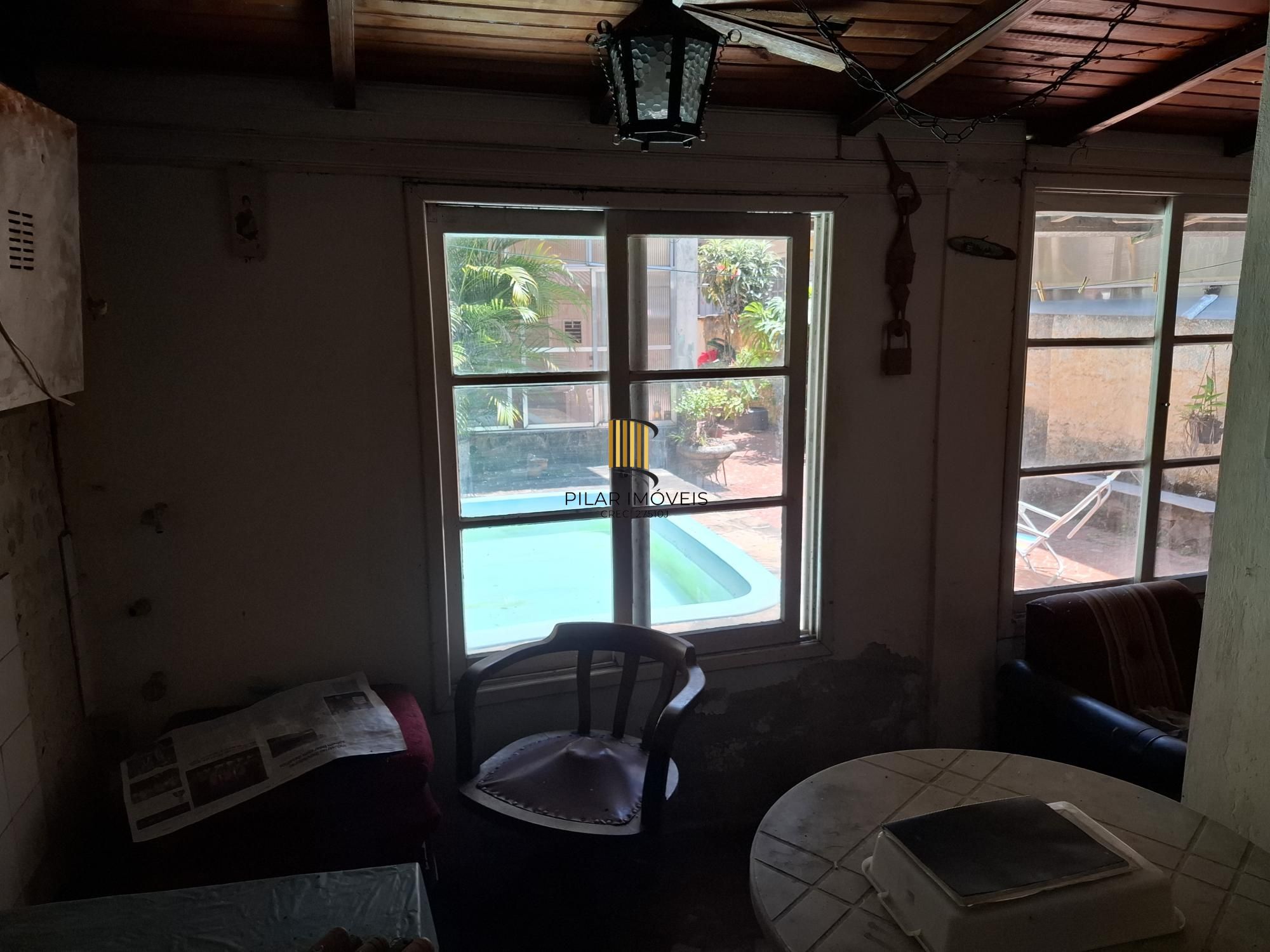 Casa no Bairro Petrópolis, à 800 metros da Encol, com pátio e piscina.