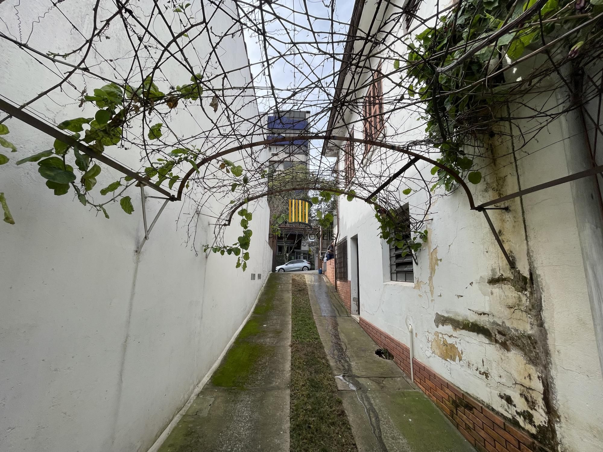 Casa com 3 dormitórios e ampla garagem Bairro Higienópolis