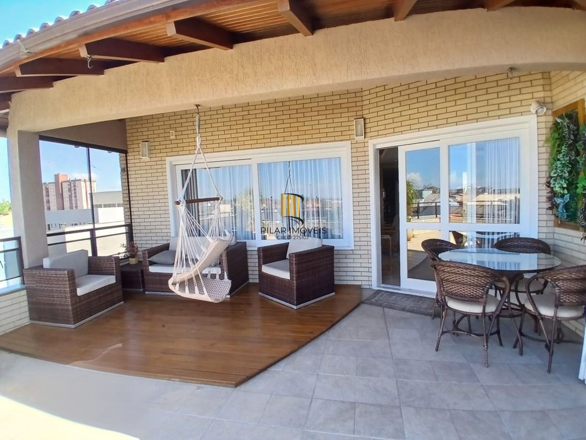 Cobertura com 4 quartos, 1 suíte, 4 vagas e elevador no bairro Igara Canoas.