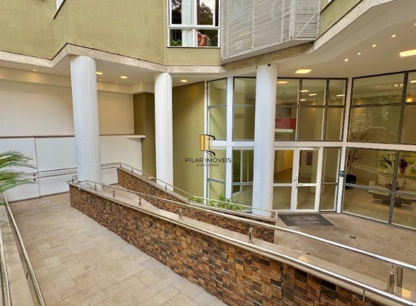 Apartamento semi mobiliado de 2 dormitórios bairro Bom Fim