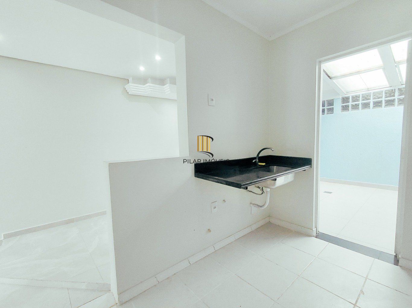 Casa em condomínio com 2 dormitórios e 2 garagem em Branco em Canoas.