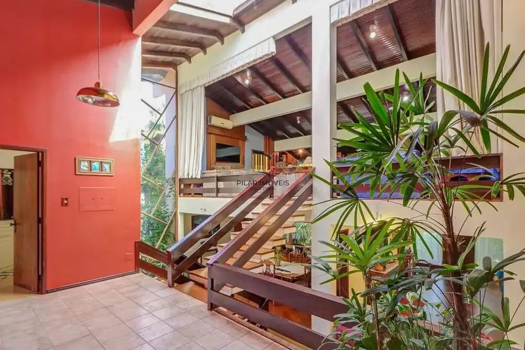 Casa em condominio, 3 quartos, 3 suítes 2 vagas e piscina na Cavalhada.