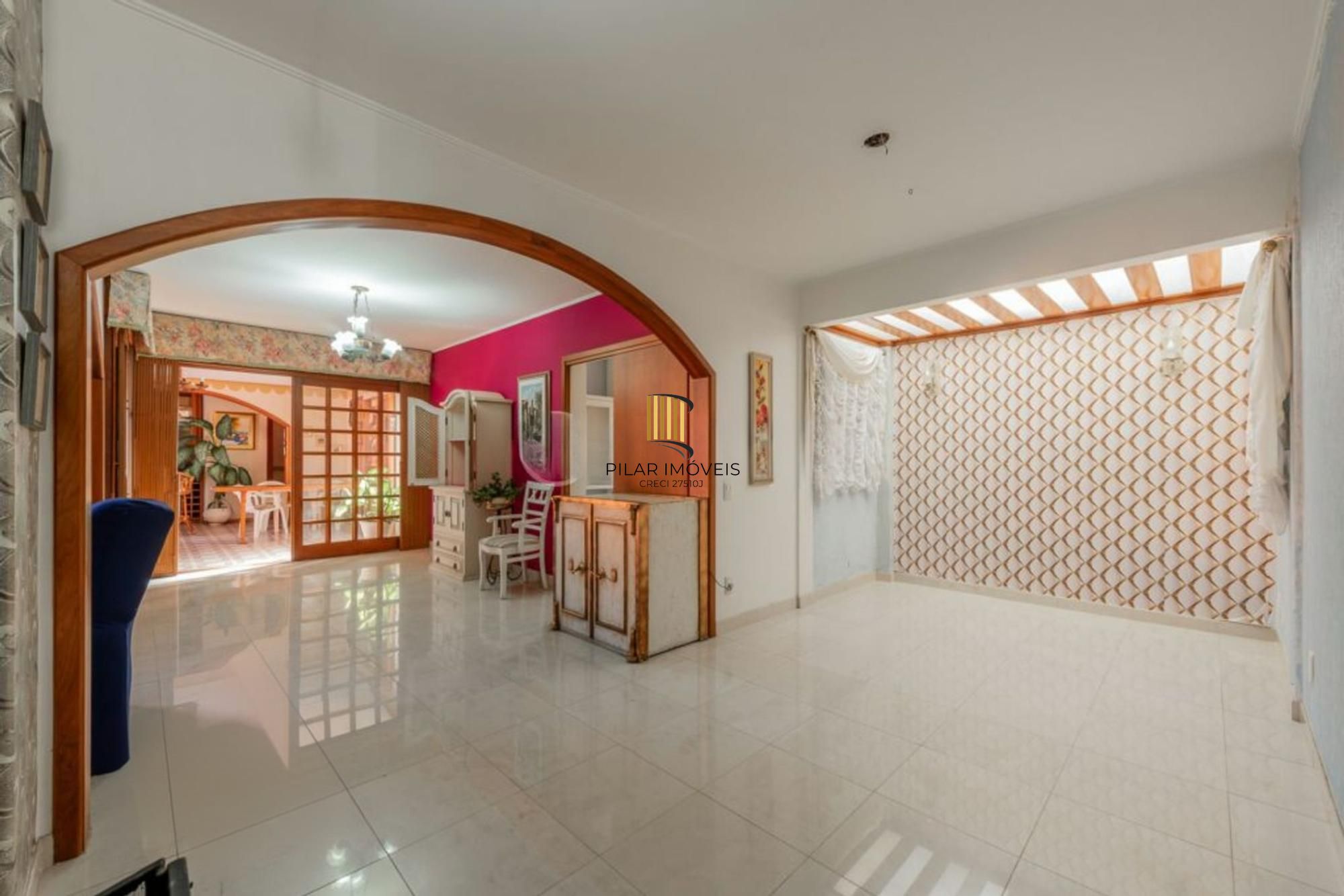 Casa com 3 dormitórios,1 suíte, 4 banheiros e 4 vagas, 203m² no Jardim Itu.