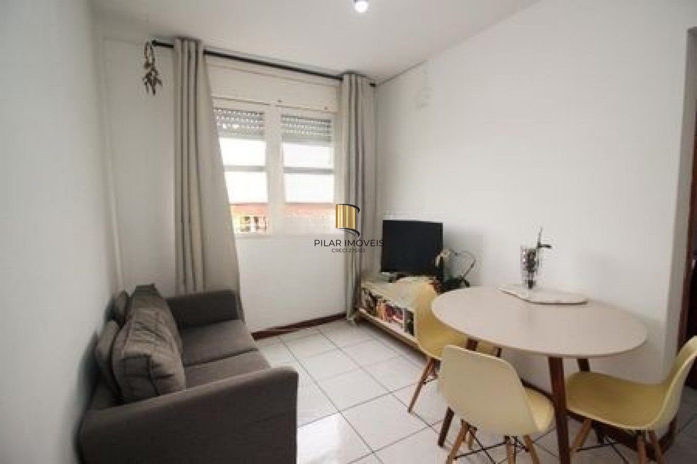 Apartamento com 2 quartos, portaria 24 horas e churrasqueira no bairro Camaquã.