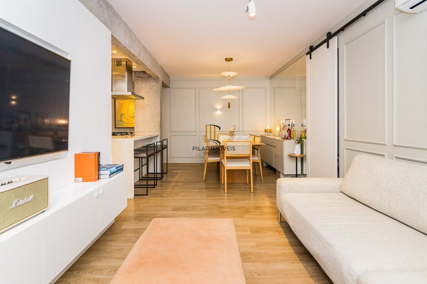 Apartamento com 2 quartos (1 suíte) e 2 vagas de garagem no Bairro Mont Serrat.