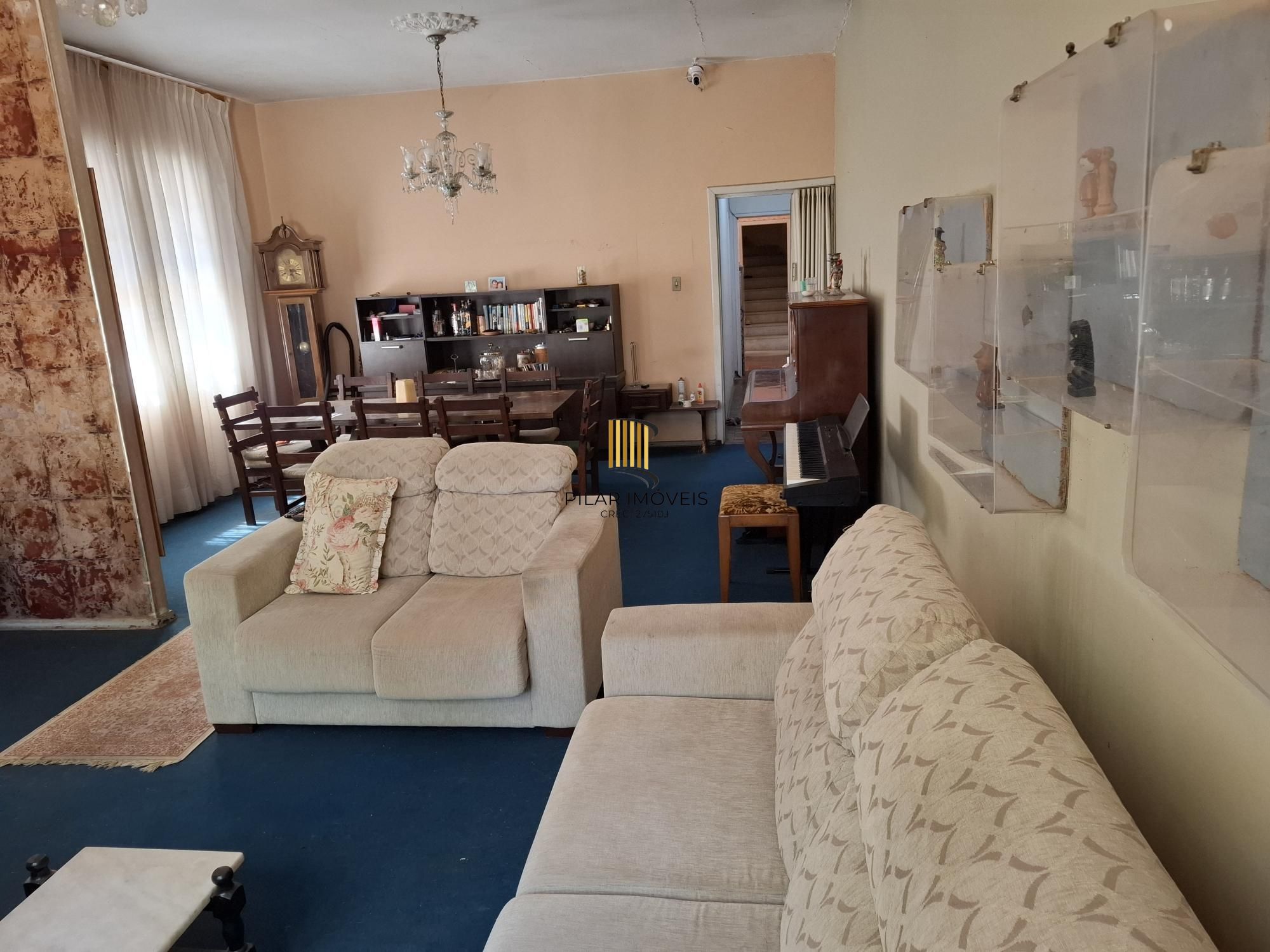 Casa no Bairro Petrópolis, à 800 metros da Encol, com pátio e piscina.