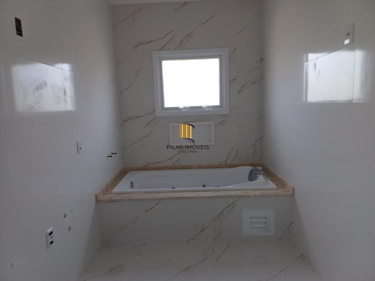 Casa em condomínio Las Brisas, 3 suítes e 2 vagas de garagem em Canoas