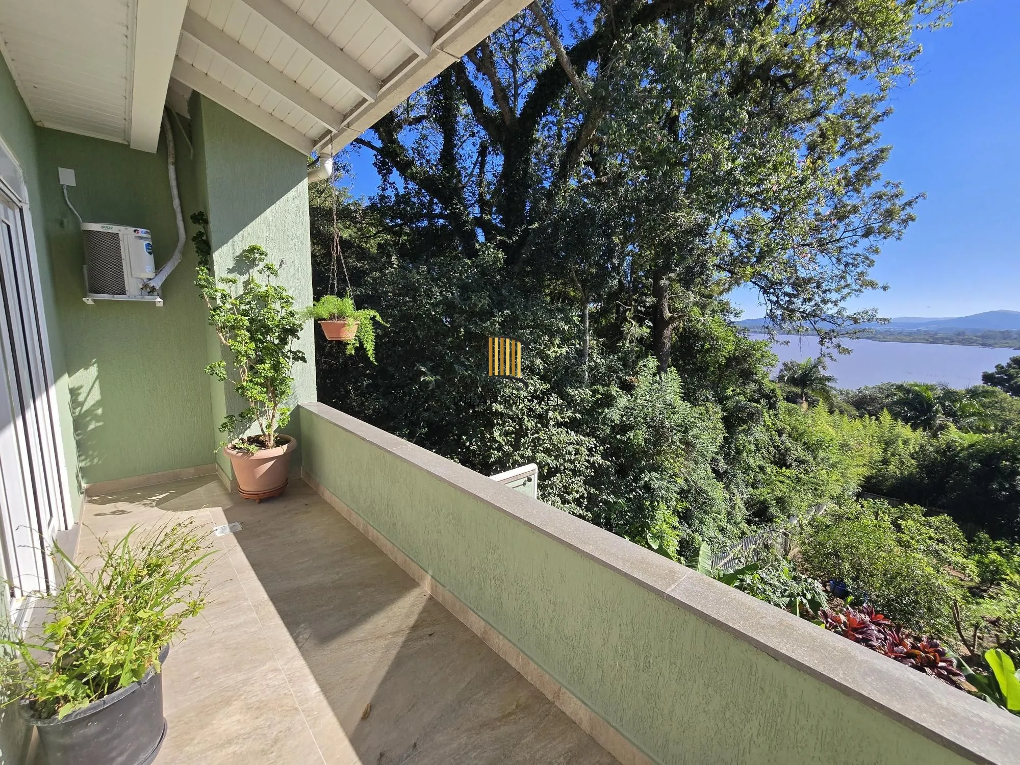 Casa 3 dormitórios, 1 suíte, 4 vagas 210 m² privativos no Belém Novo.