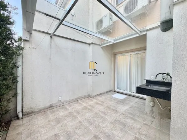 Casa em condomínio com 3 quartos e 2 vagas de garagem em Canoas.