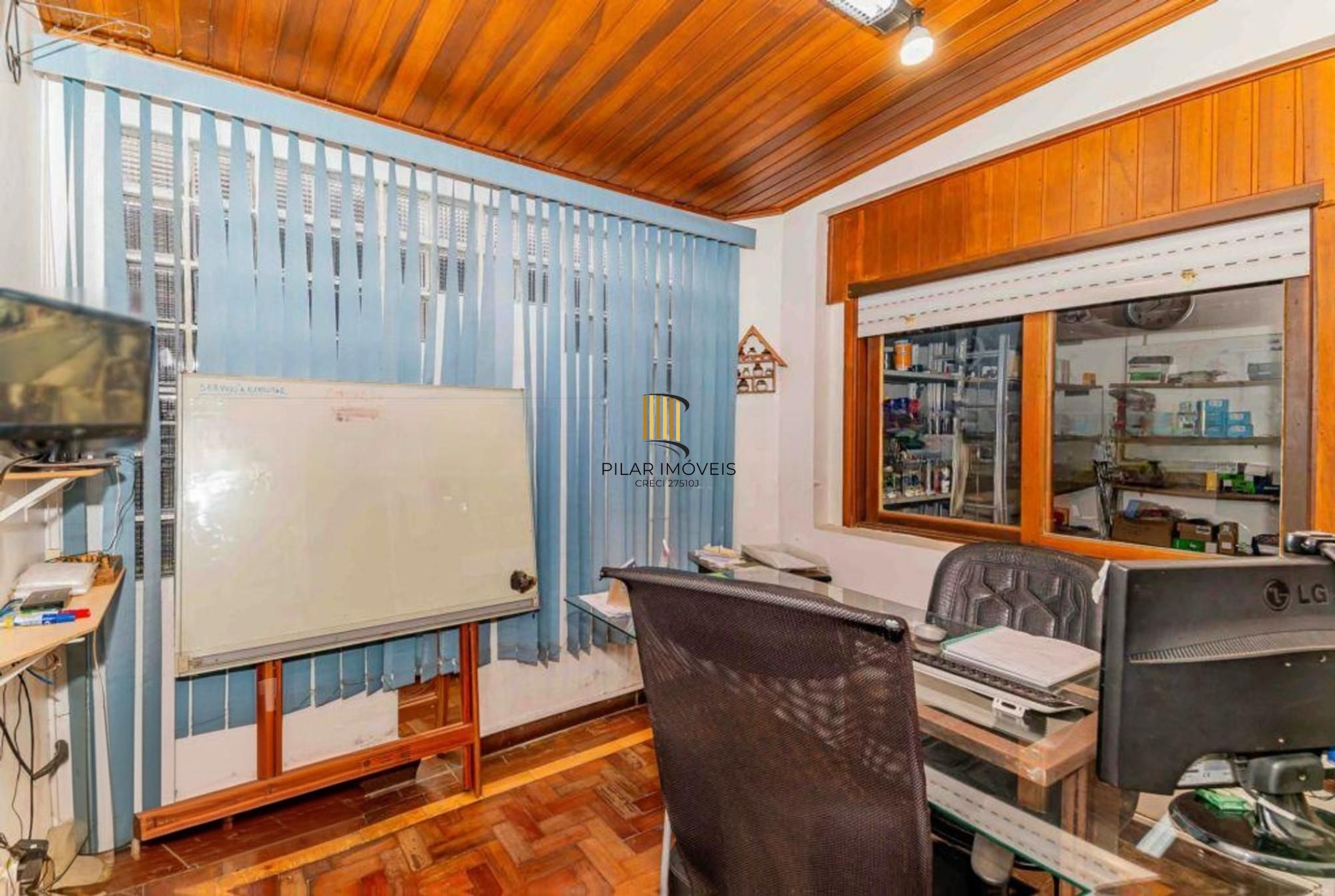 Casa de 3 quartos, churrasqueira, terraço, 2 vagas no bairro Glória.