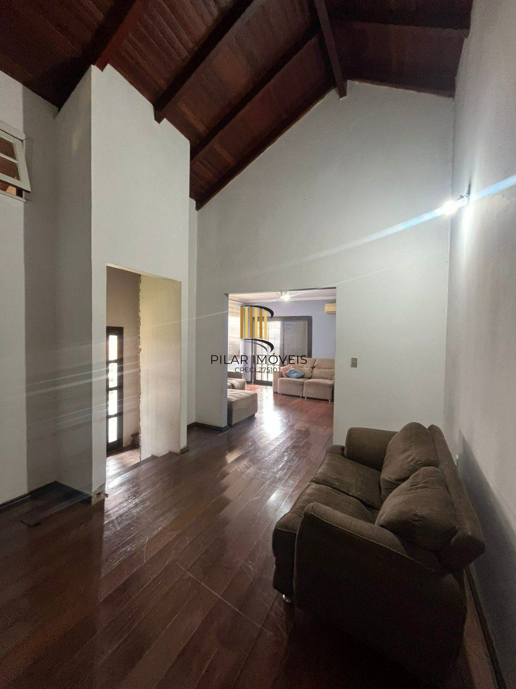 Casa de 3 dormitórios e 4 vagas de garagem em Cachoeirinha.