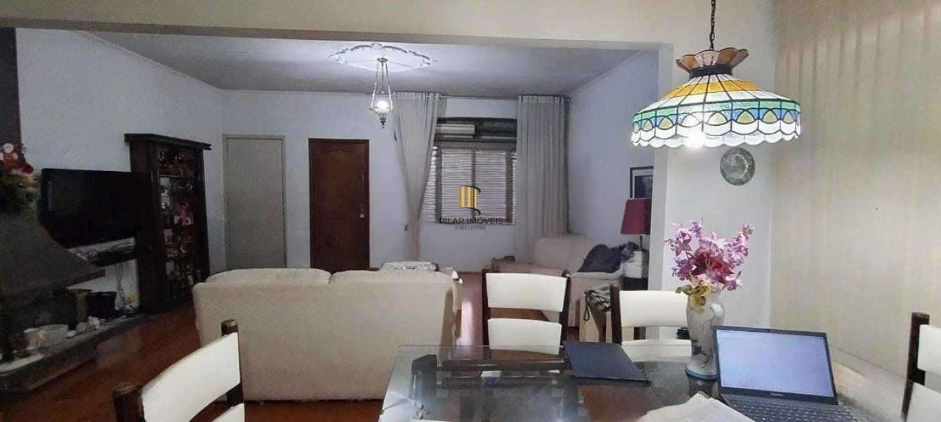 Casa com 4 quartos e 4 vagas de garagem no Bairro Jardim Lindóia
