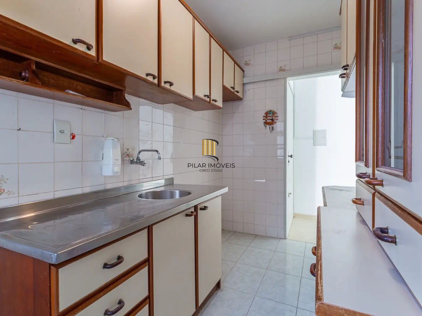 Apartamento com 3 dormitórios e 1 vaga de garagem no bairro Azenha.