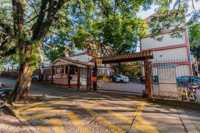 Apartamento com 2 quartos, portaria 24 horas e churrasqueira no bairro Camaquã.