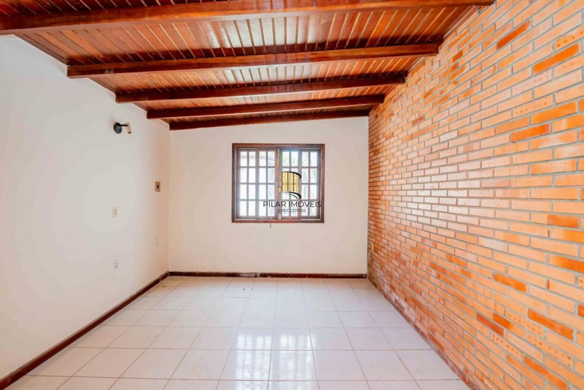Casa de 2 dormitórios, churrasqueira, pátio, 4 vagas no bairro Ipanema