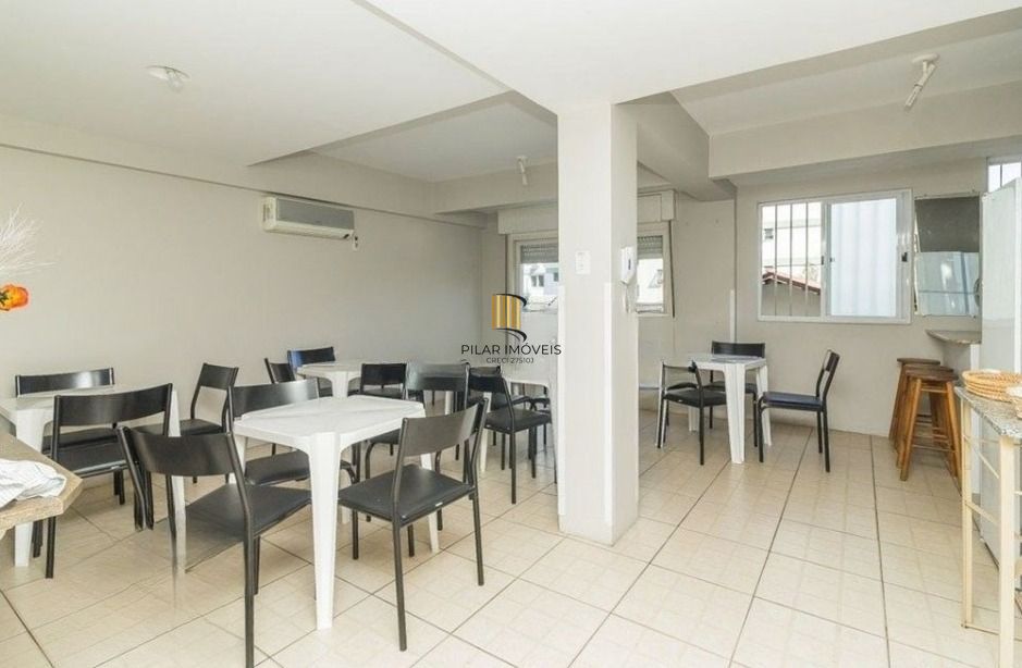 Apartamento de 2 dormitórios com sacada e 1 vaga no Petrópolis.