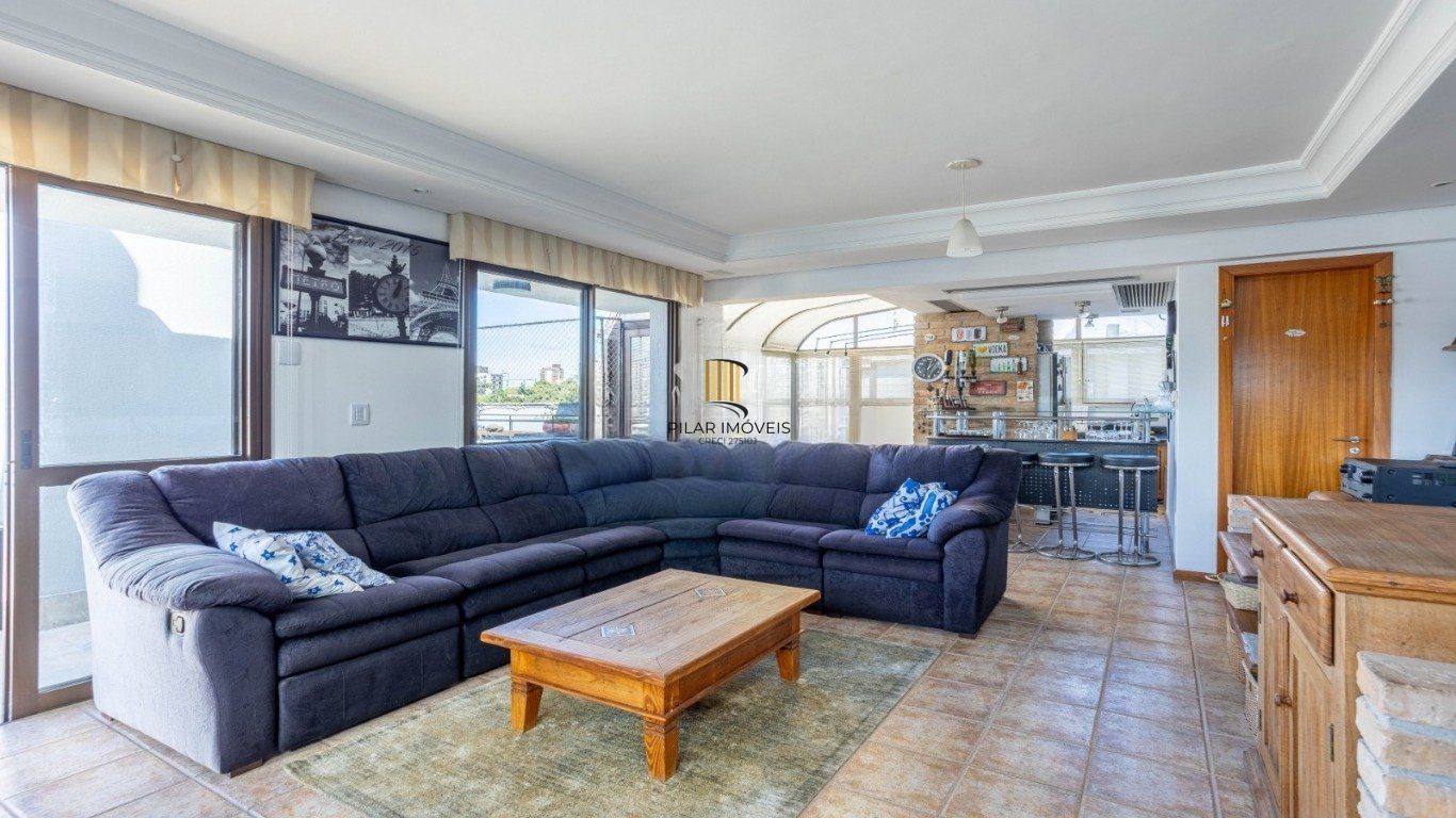 Cobertura com 3 Quartos, 1 suíte, 2 vagas e 211m²  no Petrópolis.