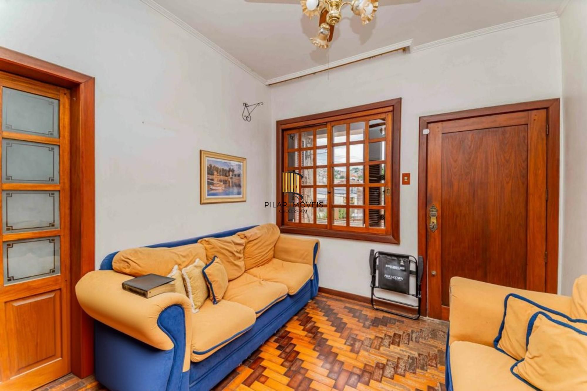 Casa de 3 quartos, churrasqueira, terraço, 2 vagas no bairro Glória.