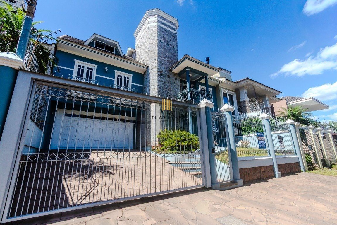 Casa de 4 dormitórios, sendo 1 suíte e 4 vagas de garagem em Canoas.