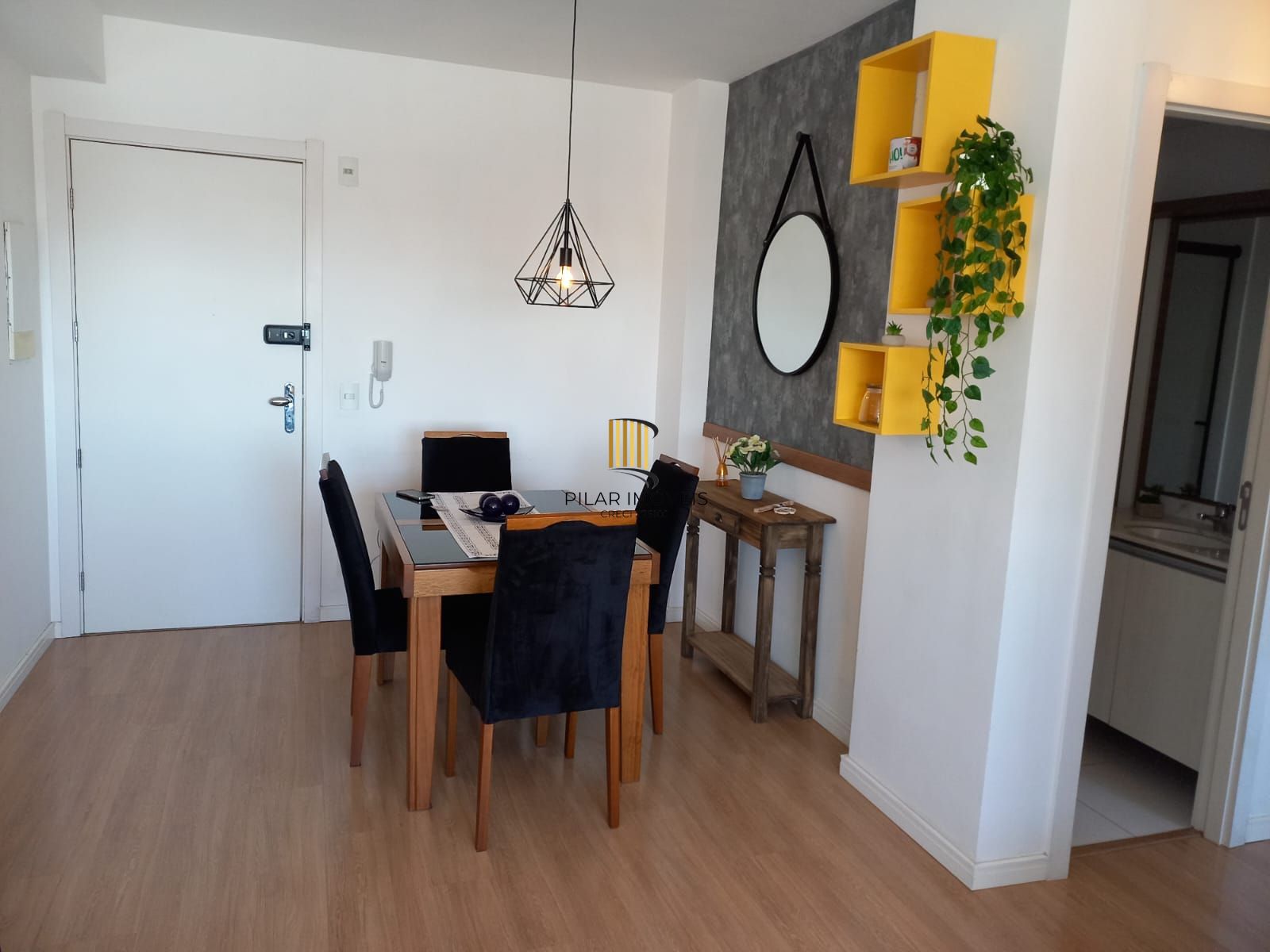 Apartamento de 2 dormitórios , 1 vaga coberta no bairro São Sebastião