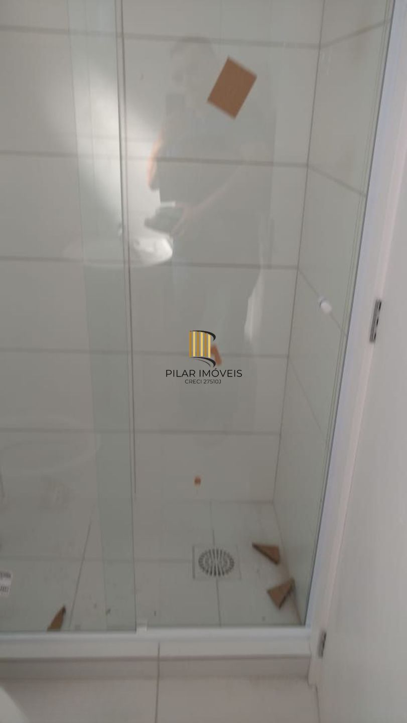 Apartamento de 2 dormitórios, elevador e 1 vaga de garagem.