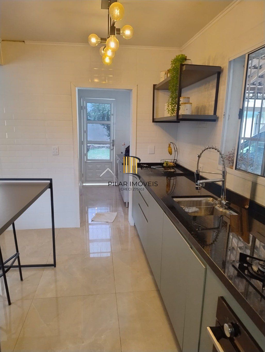 Casa com 3 dormitorios, 1 suíte e com 1 vaga de garagem coberta em Canoas.