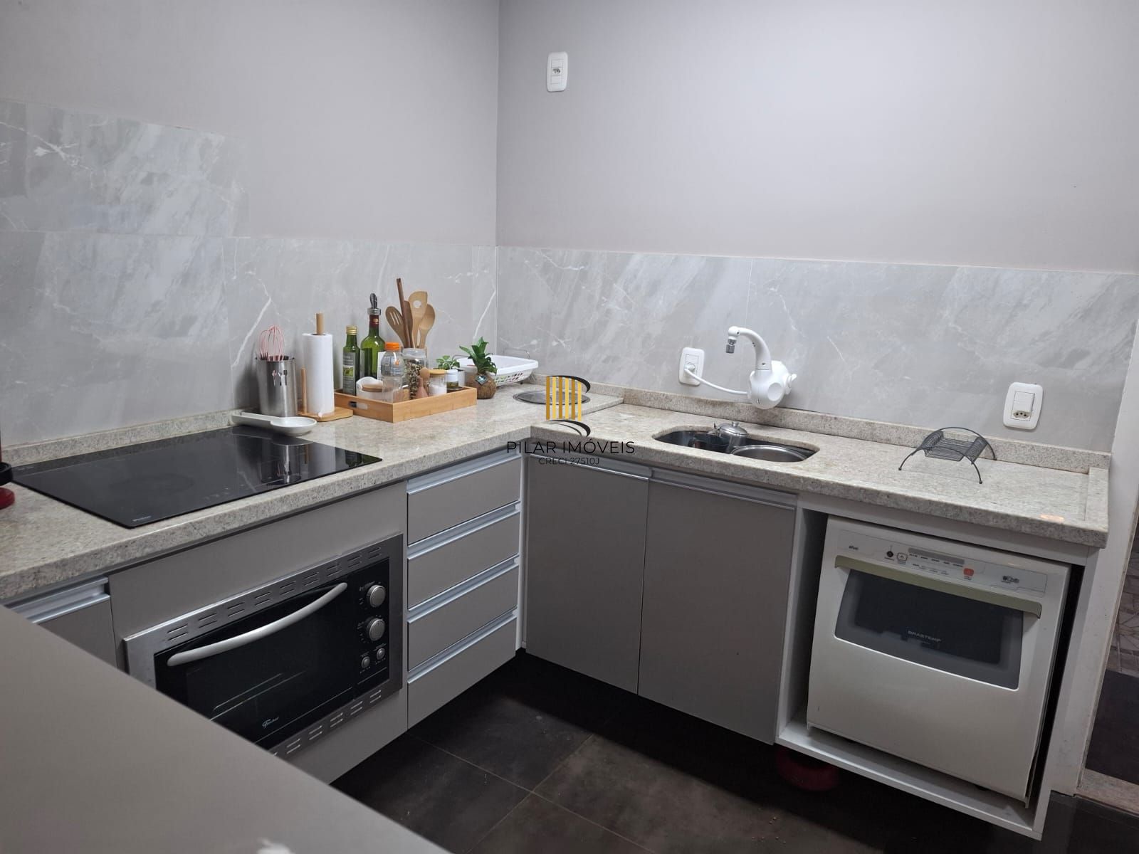 Casa de condomínio com 2 quartos, vaga e pátio no bairro parque Santa Fe