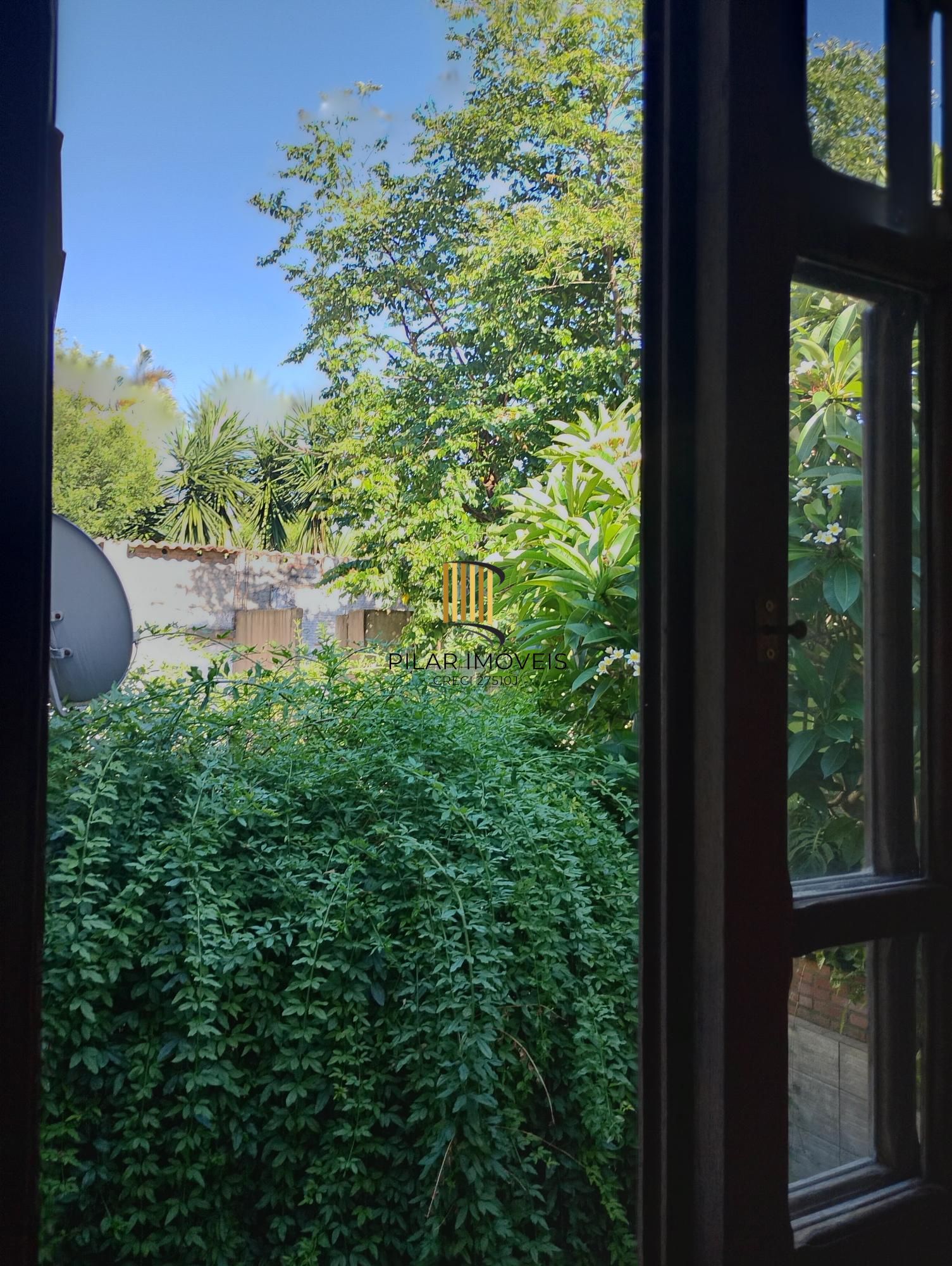 Casa com 3 quartos, 4 vagas de garagem e com pátio no bairro Parque Santa Fé