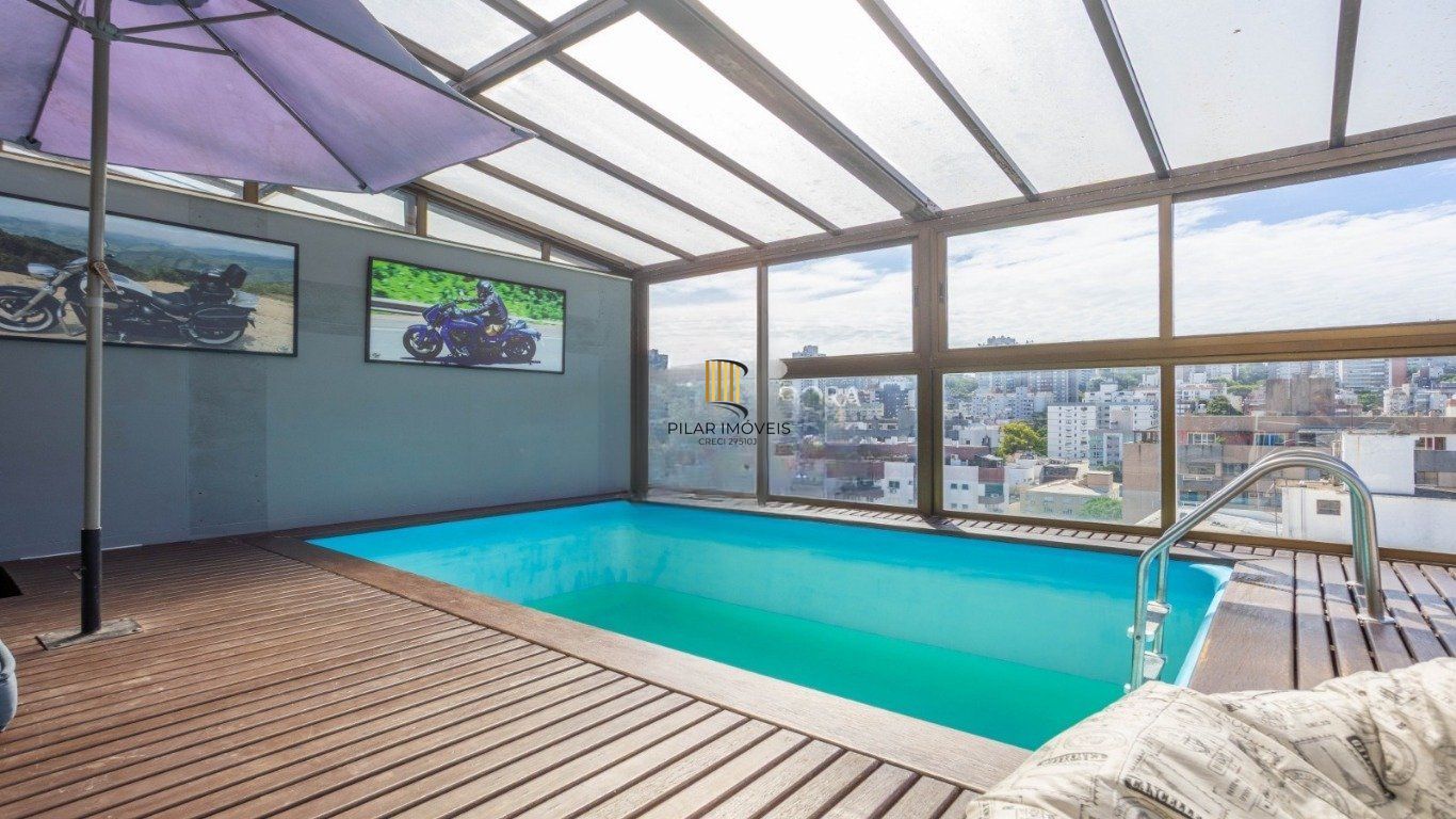 Cobertura com 3 Quartos, 1 suíte, 2 vagas e 211m²  no Petrópolis.