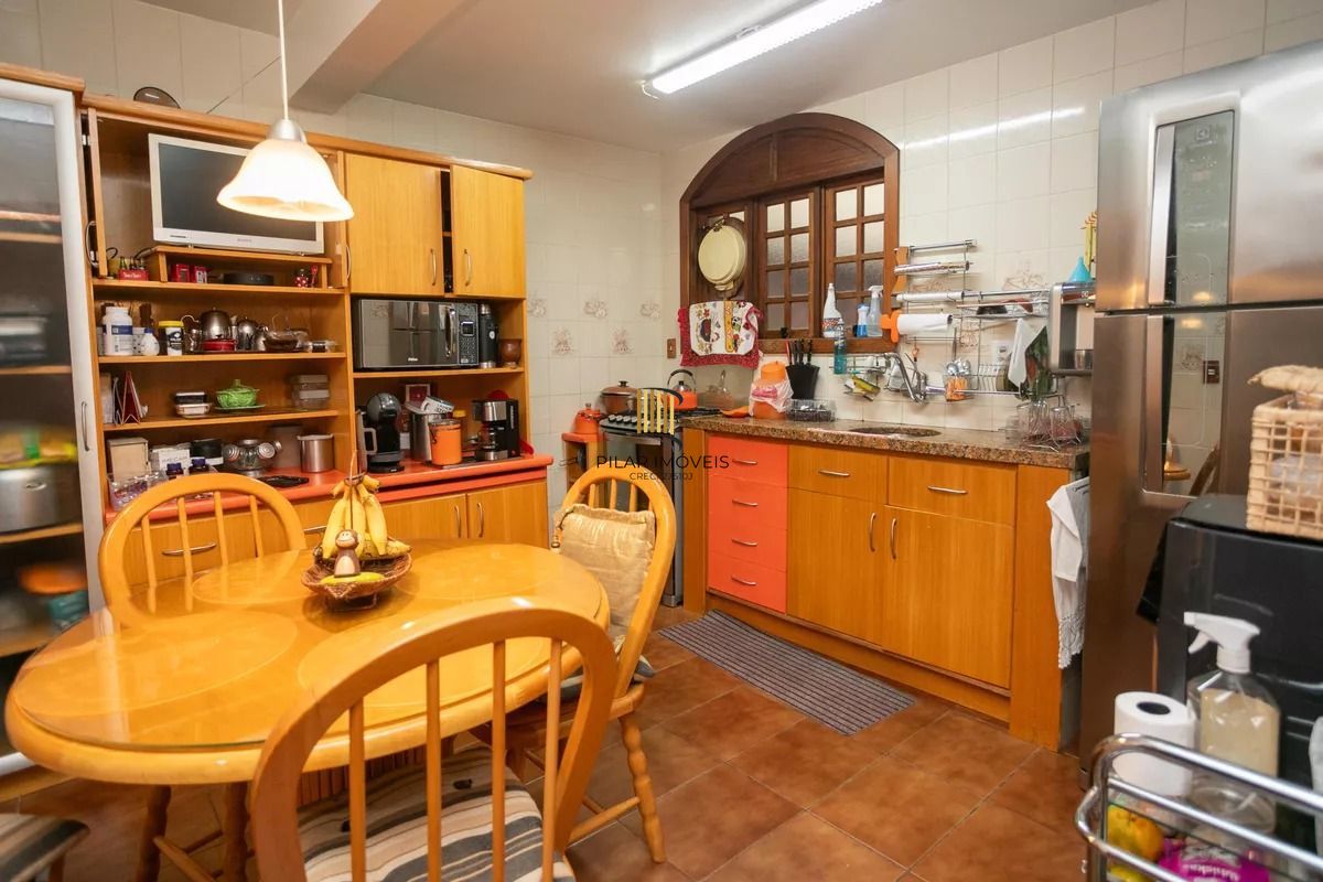 Casa à venda com 280m², 4 quartos e 2 vagas no bairro Auxiliadora