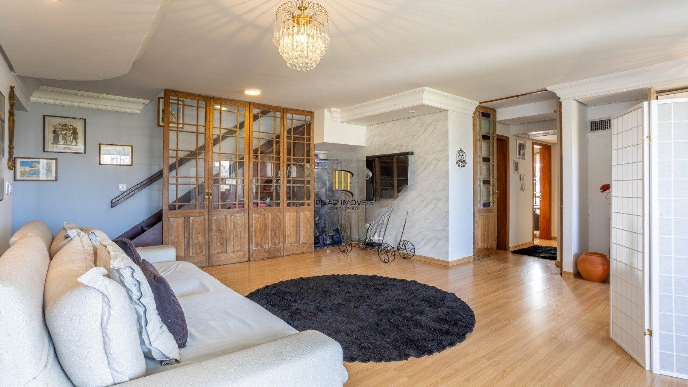 Cobertura com 3 Quartos, 1 suíte, 2 vagas e 211m²  no Petrópolis.