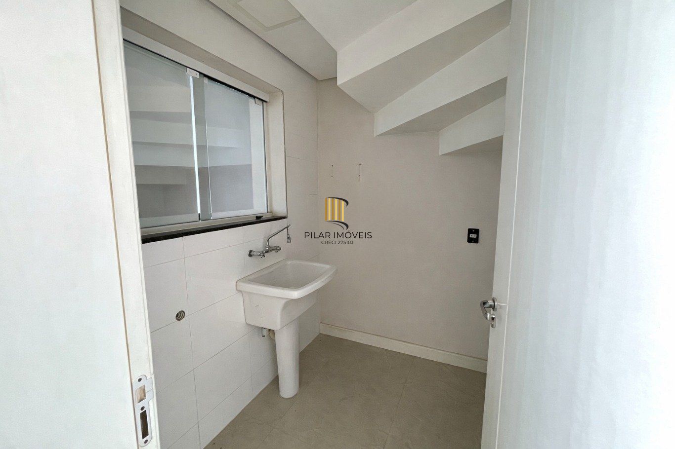 Casa  de 4 Dormitórios e 3 vagas de garagem em Canoas.