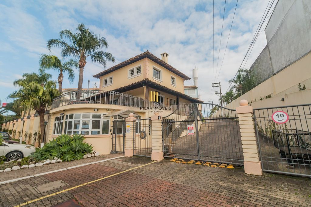 Casa com 2 dormitórios e 1 vaga em condomínio fechado no Bairro Cavalhada.