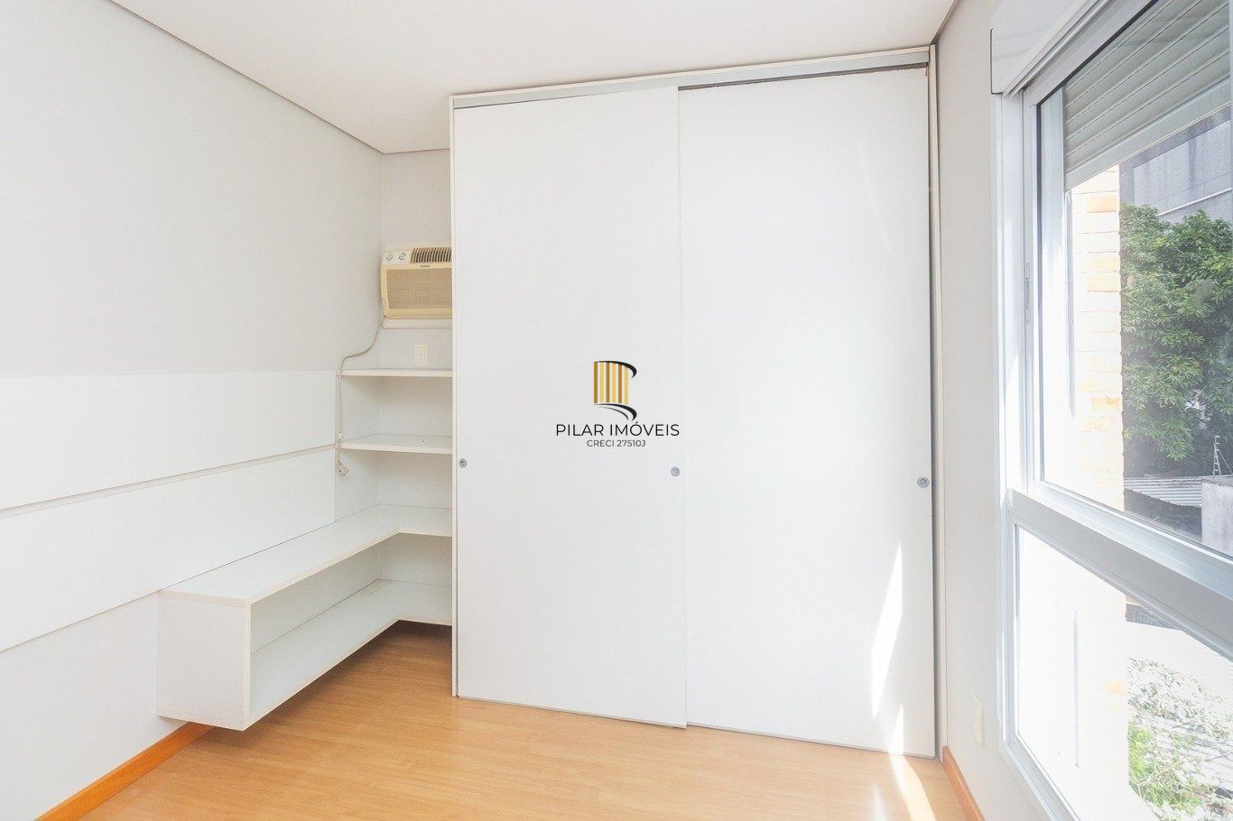 Apartamento com 1 dormitório e 1 vaga de garagem no Bairro petrópolis