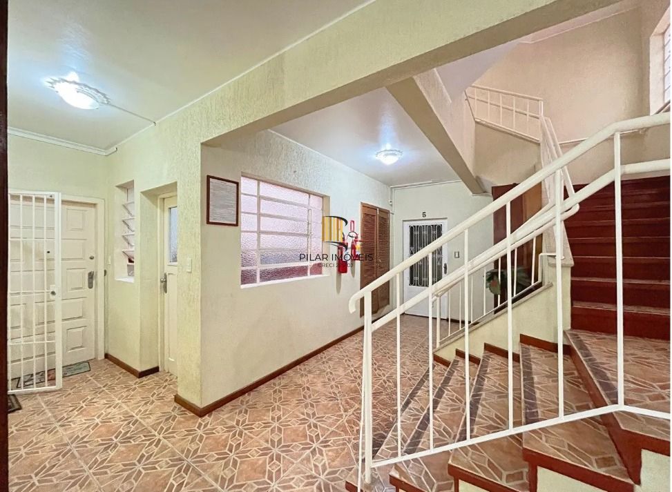 Apartamento térreo com 2 dormitórios no Bairro Menino Deus
