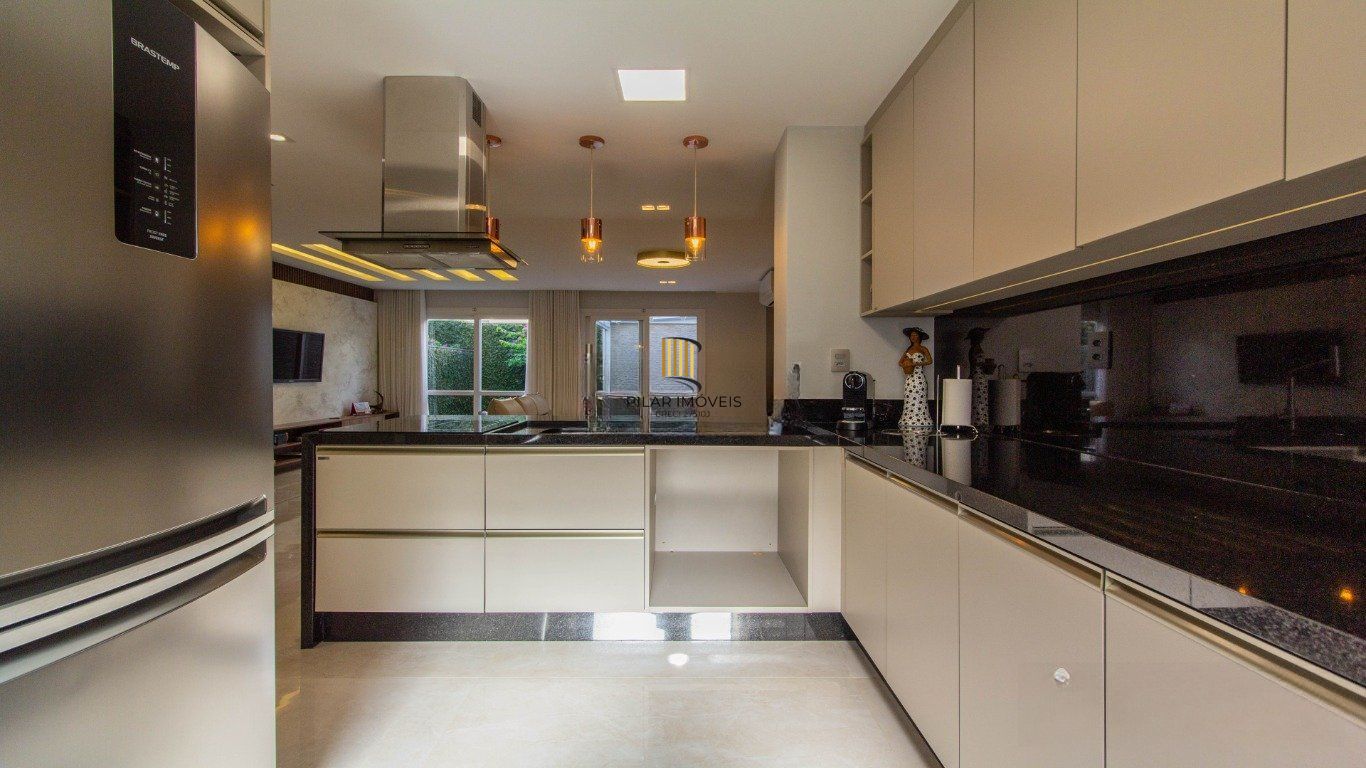 Casa em Condomínio com 3 quartos, 3 suítes, 2 vagas e 195m² no Jardim Carvalho.