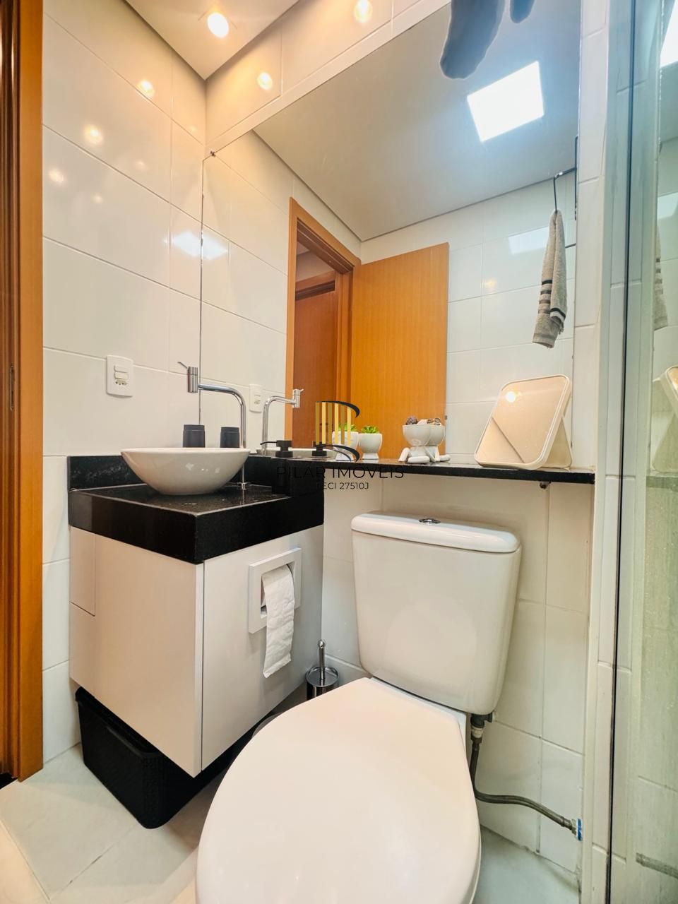 Apartamento de 2 dormitórios com 1 vaga no Bairro Morro Santana.