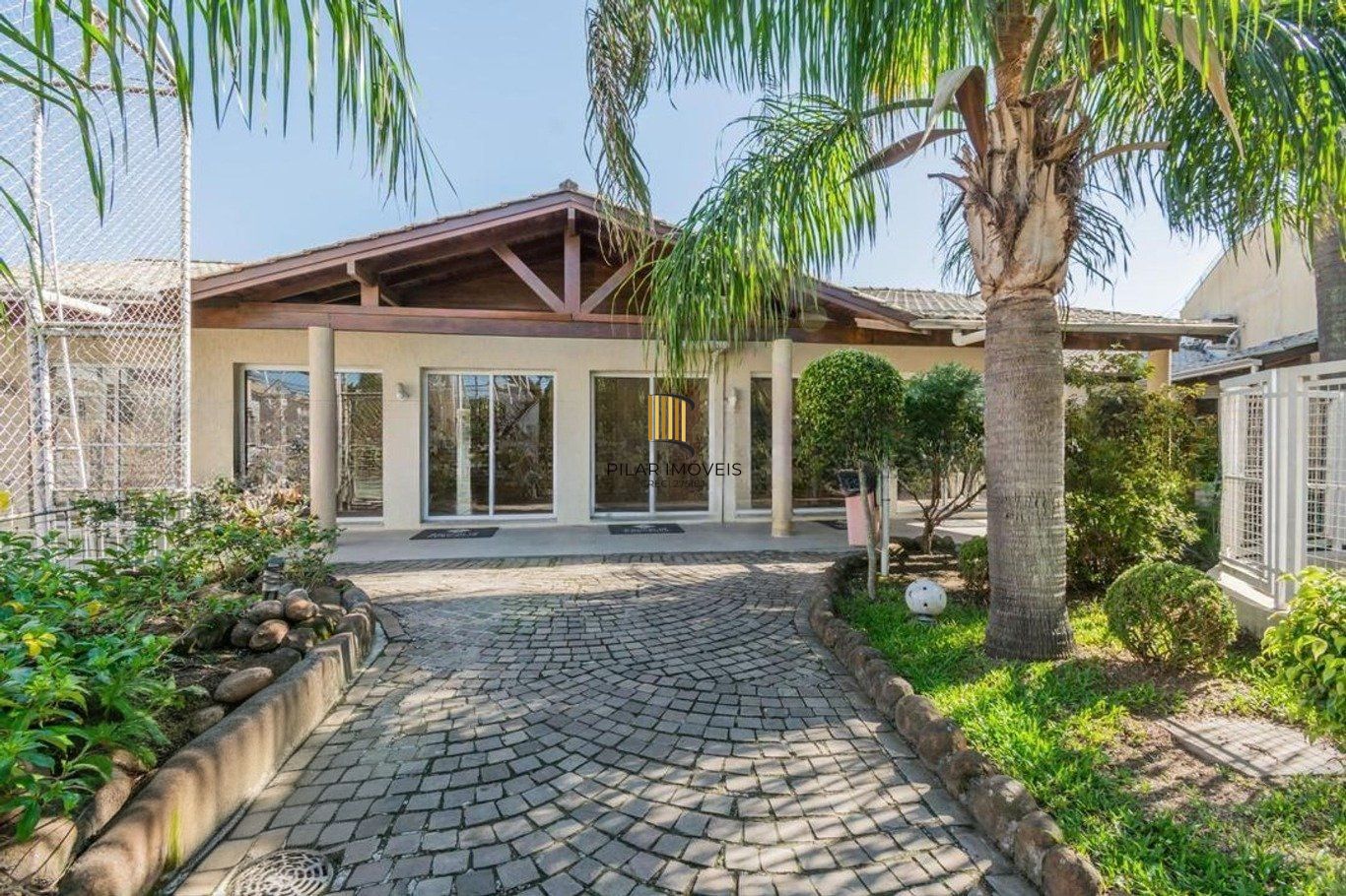 Casa em condomínio com 2 dormitórios e 2 garagem em Branco em Canoas.