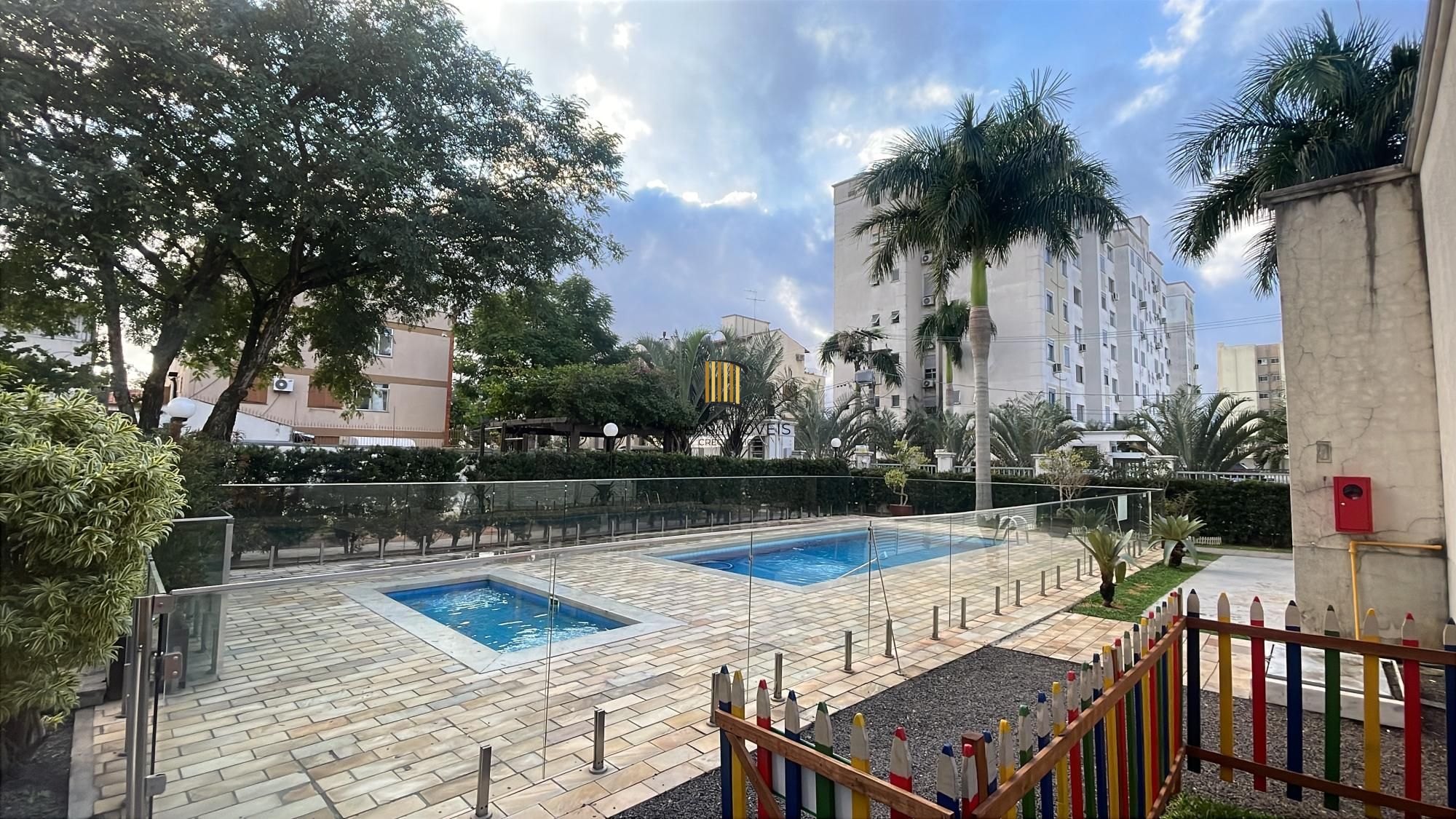 Apartamento mobiliado com 2 dormitórios e 1 vaga de garagem na Rua Sadi Castro.