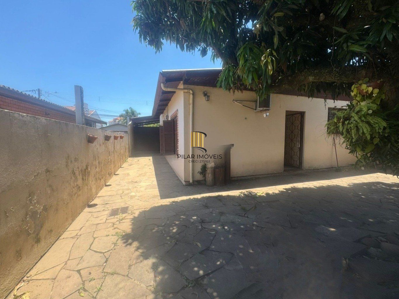 Casa de 5 dormitórios e 4 vagas de garagem em Canoas.