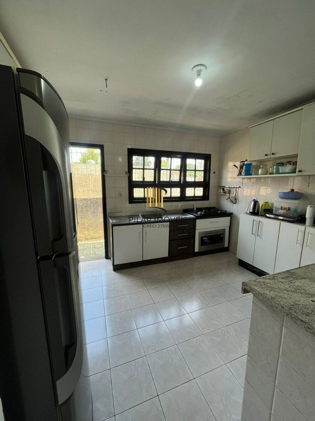 Casa de 3 dormitórios e 4 vagas de garagem em Cachoeirinha.