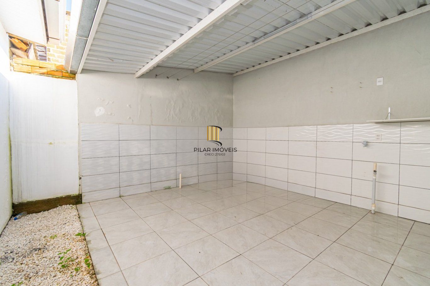 Casa de 2 dormitórios e 2 vagas de garagem em Cachoeirinha.