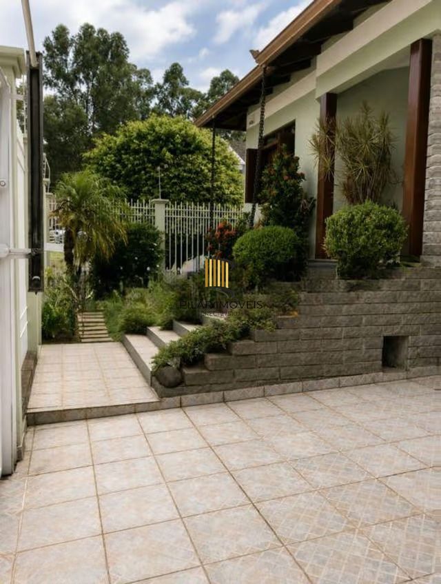 Casa de 3 dormitórios, piscina e 4 vagas de garagem em Canoas.