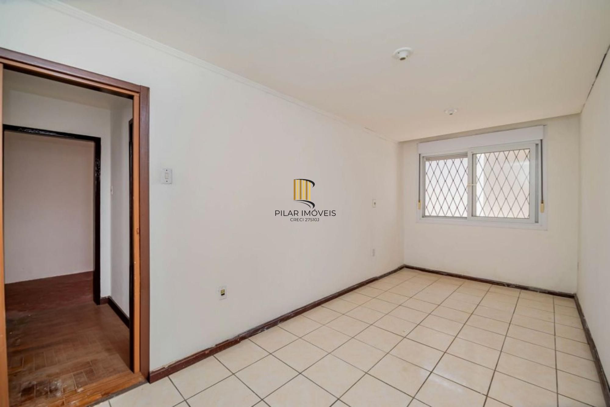 Casa de 2 dormitórios, churrasqueira, pátio, 4 vagas no bairro Ipanema