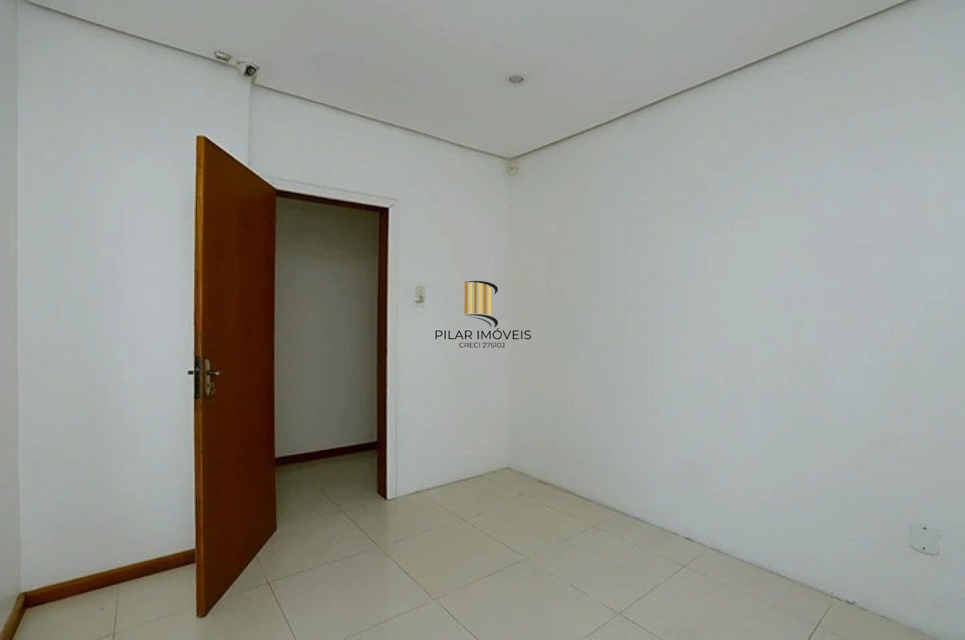 Casa com pátio, piscina e churrasqueira, no Bairro Nonoai