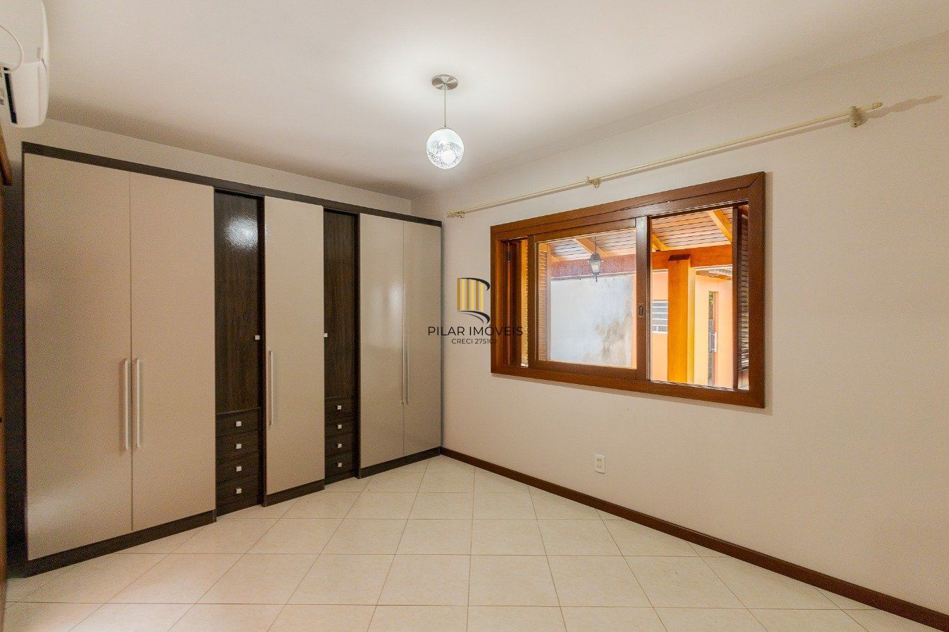 Casa com 4 dormitorios, 2 vagas de garagem em Canoas